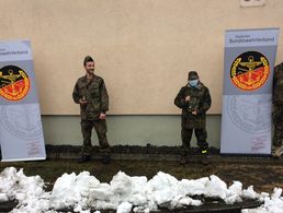 Durch ihre Teilnahme in doppeltem Sinn gewonnen haben: Hauptfeldwebel Hendrik Peters, Oberstabsgefreiter Edgar Stiglitz und Oberfeldwebel Nina Henke (v.l.) mit dem TruKa-Vorsitzenden SanRgt 2, Stabsfeldwebel Randy Albrecht (nicht auf dem Bild die Hauptfeldwebel Andreas Klassen und Hanna Kasperski).Foto: C. Etz