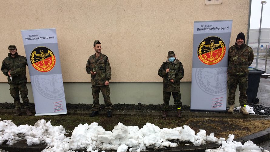 Durch ihre Teilnahme in doppeltem Sinn gewonnen haben: Hauptfeldwebel Hendrik Peters, Oberstabsgefreiter Edgar Stiglitz und Oberfeldwebel Nina Henke (v.l.) mit dem TruKa-Vorsitzenden SanRgt 2, Stabsfeldwebel Randy Albrecht (nicht auf dem Bild die Hauptfeldwebel Andreas Klassen und Hanna Kasperski).Foto: C. Etz