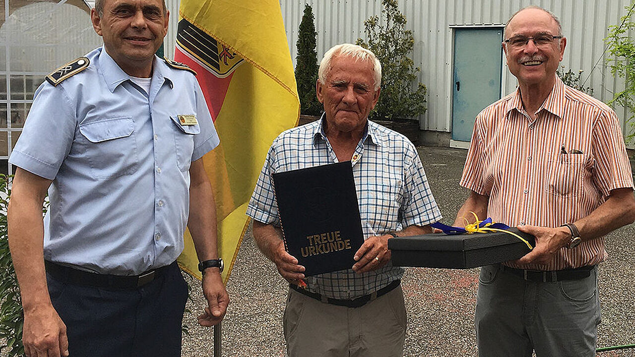 Werner Schmidt zwischen den beiden Vorsitzenden Schneider und Maier. Foto: DBwV