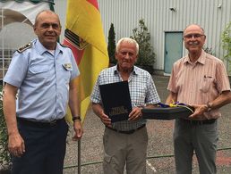 Werner Schmidt zwischen den beiden Vorsitzenden Schneider und Maier. Foto: DBwV