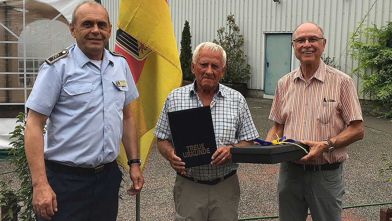 Werner Schmidt zwischen den beiden Vorsitzenden Schneider und Maier. Foto: DBwV