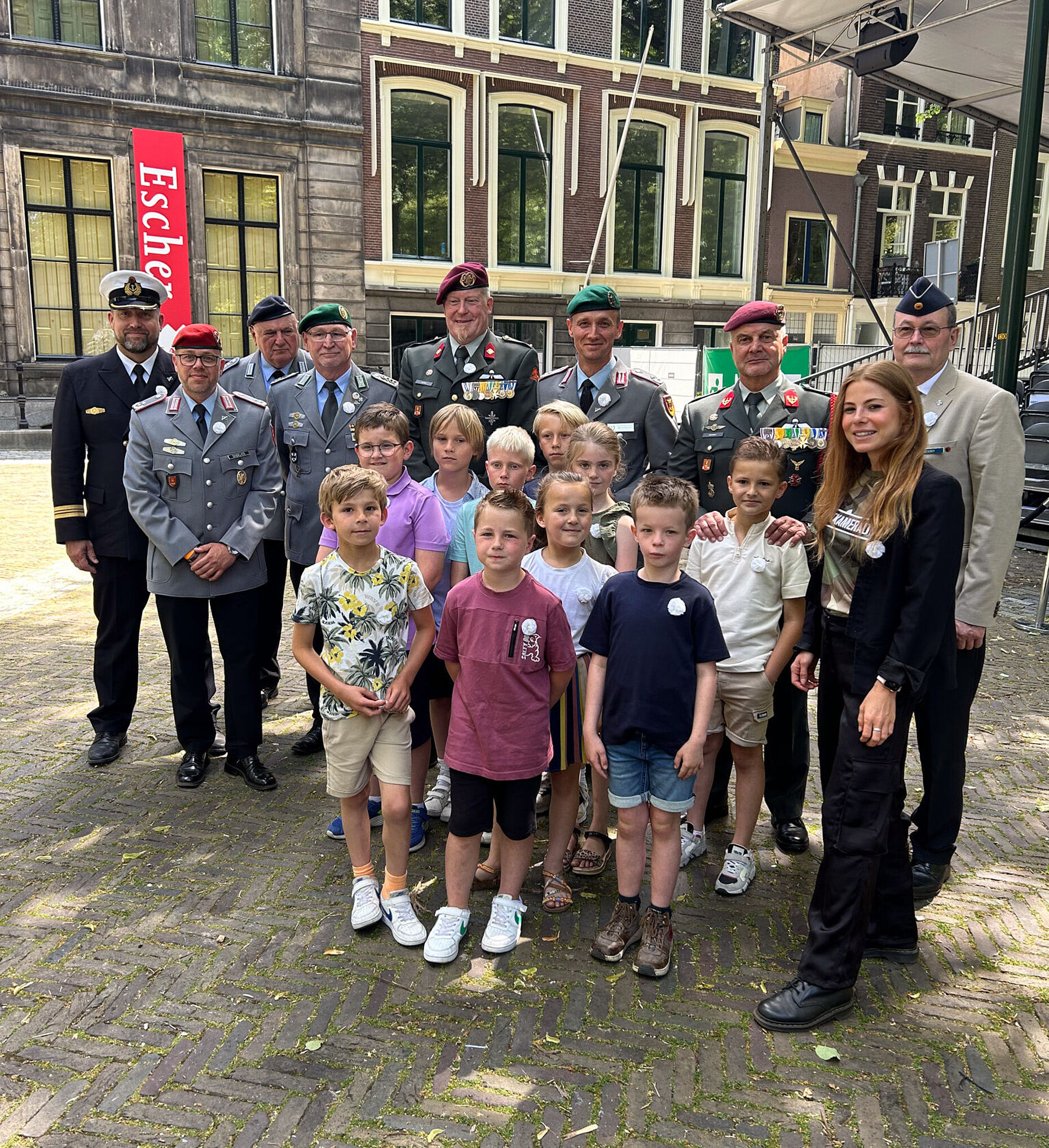 Schulkinder als Mediallienüberbringer für die Auszeichnung der Einsatzveteranen. Foto: DBwV