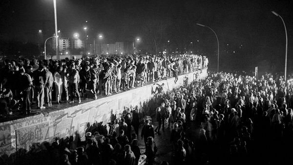 In der Nacht vom 9. auf den 10. November 1989 fällt die Mauer, die Berlin mehr als 28 Jahre in zwei Teile getrennt hatte. Foto: picture alliance/ImageBROKER