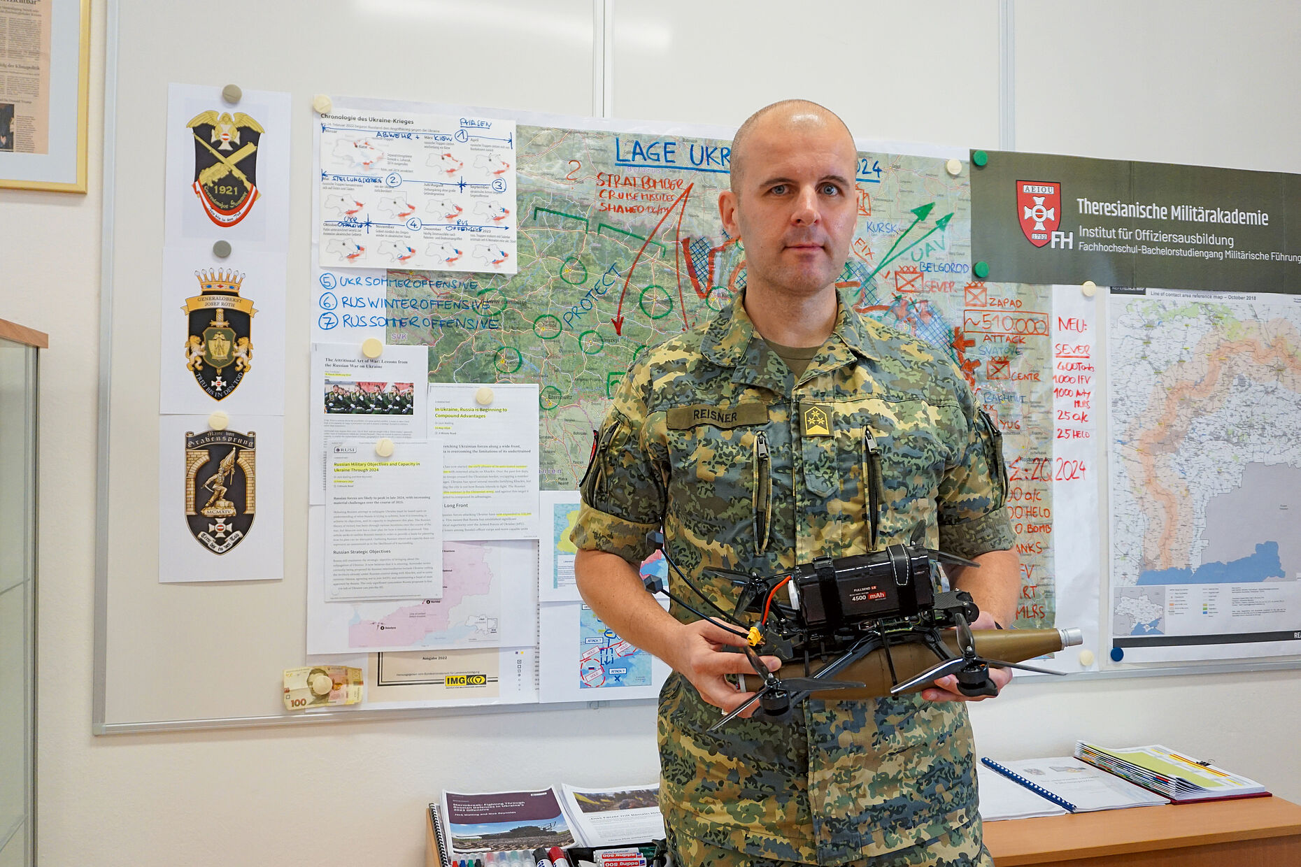 Oberst Dr. Markus Reisner leitet die Offizierausbildung an der Theresianischen Militärakademie in Wiener Neustadt. Der 47-jährige Offizier des Bundesheeres war beim Jagdkommando und diversen Auslandseinsätzen und ist Experte für Drohnen und den Krieg in der Ukraine. Foto: DBwV/Eva Krämer