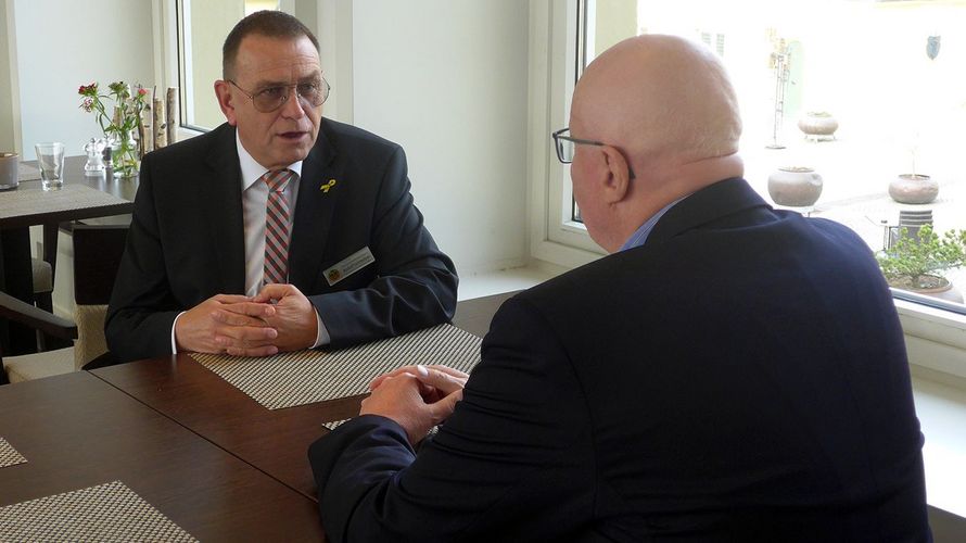 Oberstabsfeldwebel a.D. Rudolf Schmelzer (l.) im Interview mit Oberstleutnant a.D. Andreas Schnellbach Foto: LV West