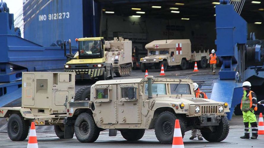 Material und Fahrzeuge der US-Army für Defender Europe 20 im Kaiserhafen von Bremerhaven, hier noch bei der Entladung zu sehen. Die Großübung wird kontrolliert beendet, die Amerikaner treten die Heimreise an. Foto: Bundeswehr/Rene Brunken