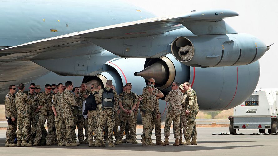 Soldaten auf dem Flughafen von Bamako (Archivbild). Jetzt gab es erneut Probleme beim Heimflug Foto: Bundeswehr/Sebastian Wilke