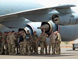 Soldaten auf dem Flughafen von Bamako (Archivbild). Jetzt gab es erneut Probleme beim Heimflug Foto: Bundeswehr/Sebastian Wilke