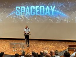 „Auch Space ist ein Baustein auf dem Weg zur Kriegstüchtigkeit“: General Carsten Breuer hielt das Schlusswort beim Space Day in Hamburg. Foto: DBwV/Philipp Kohlhöfer