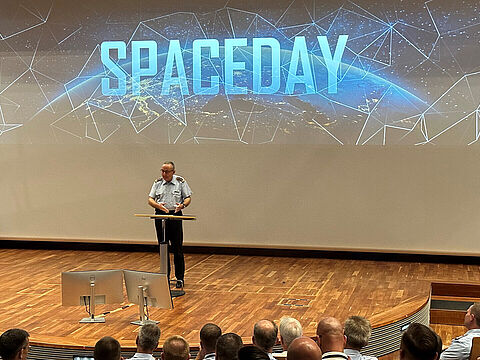 „Auch Space ist ein Baustein auf dem Weg zur Kriegstüchtigkeit“: General Carsten Breuer hielt das Schlusswort beim Space Day in Hamburg. Foto: DBwV/Philipp Kohlhöfer