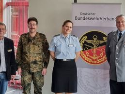 Bezirksvorsitzender Harald Lott (v.l.) mit Vorstandsmitgliedern Stabsfeldwebel Christian Werder, Stabsfeldwebel Jasmin Hofmann und Vorsitzendem Stabsfeldwebel Olaf Abshagen. Foto: Truka BwKrhs Ulm