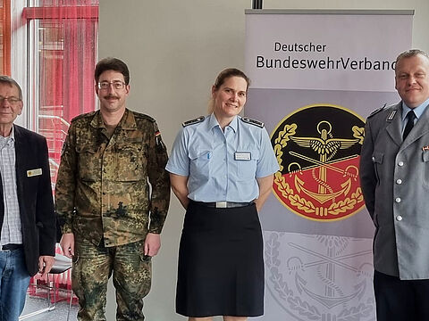 Bezirksvorsitzender Harald Lott (v.l.) mit Vorstandsmitgliedern Stabsfeldwebel Christian Werder, Stabsfeldwebel Jasmin Hofmann und Vorsitzendem Stabsfeldwebel Olaf Abshagen. Foto: Truka BwKrhs Ulm