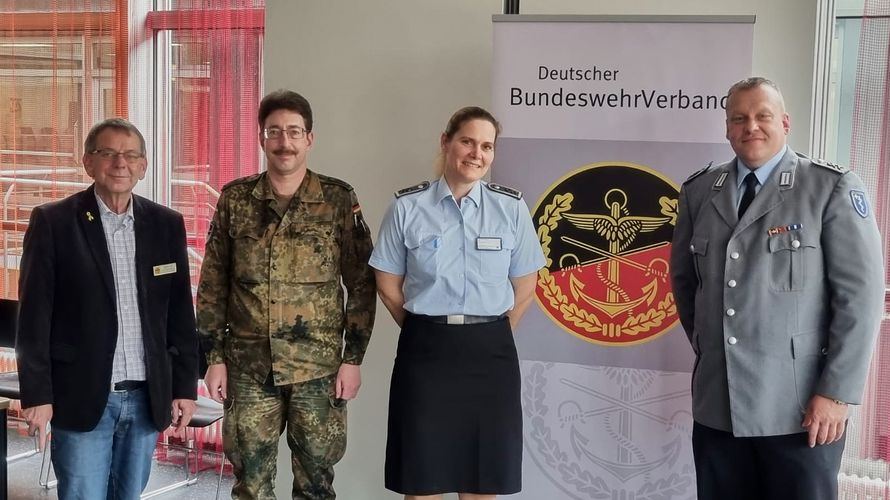 Bezirksvorsitzender Harald Lott (v.l.) mit Vorstandsmitgliedern Stabsfeldwebel Christian Werder, Stabsfeldwebel Jasmin Hofmann und Vorsitzendem Stabsfeldwebel Olaf Abshagen. Foto: Truka BwKrhs Ulm