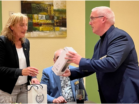 KERH-Vorsitzender Oberstabsfeldwebel a.D. Bender dankt Andrea Schwarz (MdL) für ihren informativen Bericht u.a. mit einen Thermobecher des Deutschen BundeswehrVerbandes. Foto: Ralph Bender