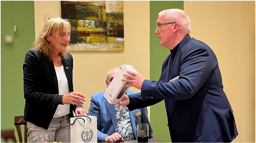 KERH-Vorsitzender Oberstabsfeldwebel a.D. Bender dankt Andrea Schwarz (MdL) für ihren informativen Bericht u.a. mit einen Thermobecher des Deutschen BundeswehrVerbandes. Foto: Ralph Bender