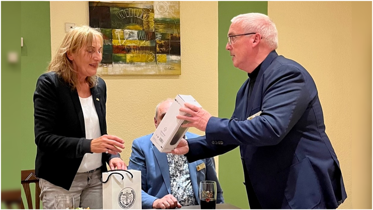 KERH-Vorsitzender Oberstabsfeldwebel a.D. Bender dankt Andrea Schwarz (MdL) für ihren informativen Bericht u.a. mit einen Thermobecher des Deutschen BundeswehrVerbandes. Foto: Ralph Bender