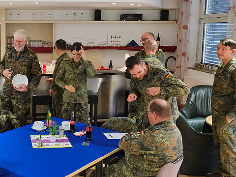 Die TruKa LKdo Baden-Württemberg lud zum Jahresabschluss Mitglieder und Soldaten der Dienststelle zu einem gemeinsamen Frühstück ein. Foto: Schick