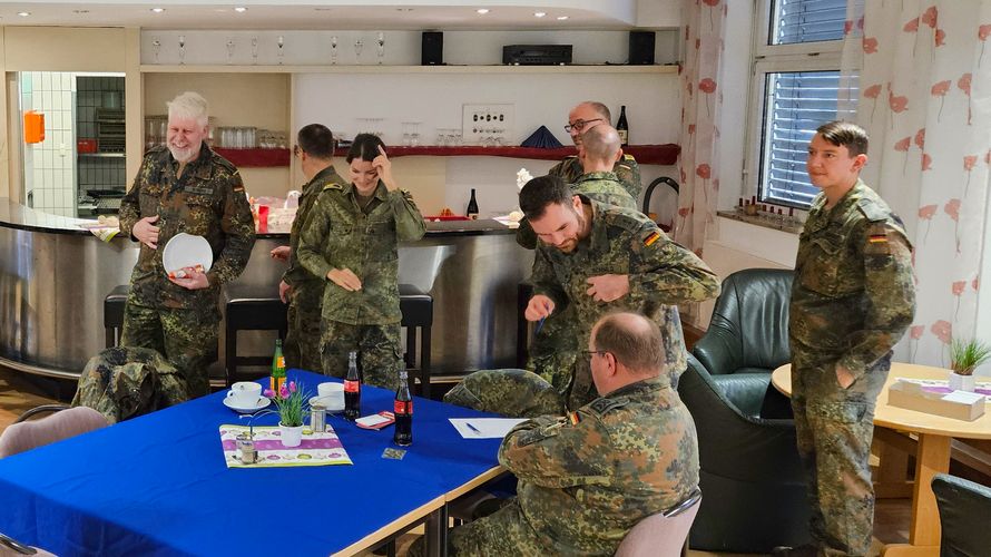 Die TruKa LKdo Baden-Württemberg lud zum Jahresabschluss Mitglieder und Soldaten der Dienststelle zu einem gemeinsamen Frühstück ein. Foto: Schick