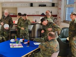 Die TruKa LKdo Baden-Württemberg lud zum Jahresabschluss Mitglieder und Soldaten der Dienststelle zu einem gemeinsamen Frühstück ein. Foto: Schick