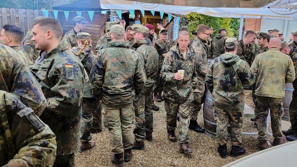 Trotz schlechtem Wetter kamen ca. 500 Bundeswehrangehörige des Standortes um bei Haxe, Händl und leckerem Vogelbräu beim Oktoberfest zu feiern. Foto: Dittrich