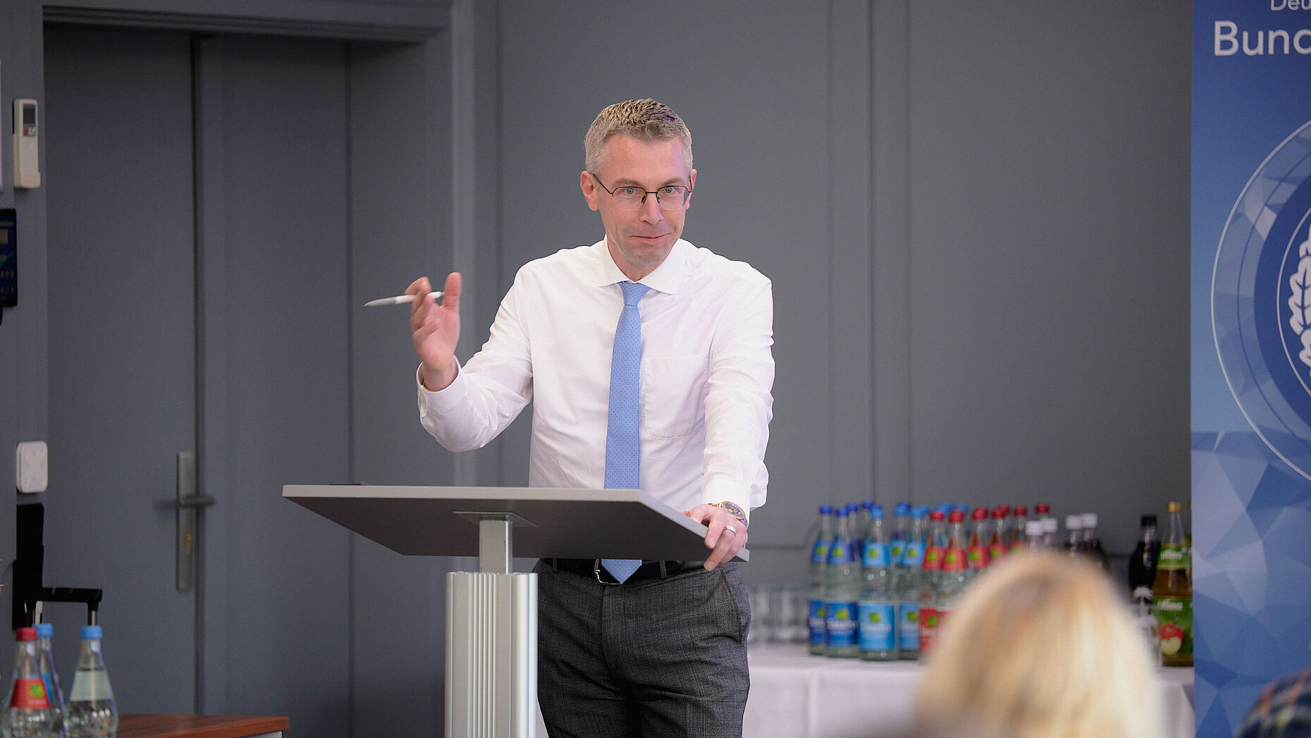 Justitiar Christian Sieh stellte unter anderem die Angebote der DBwV-Rechtsabteilung für ZB vor. Foto: DBwV/IK