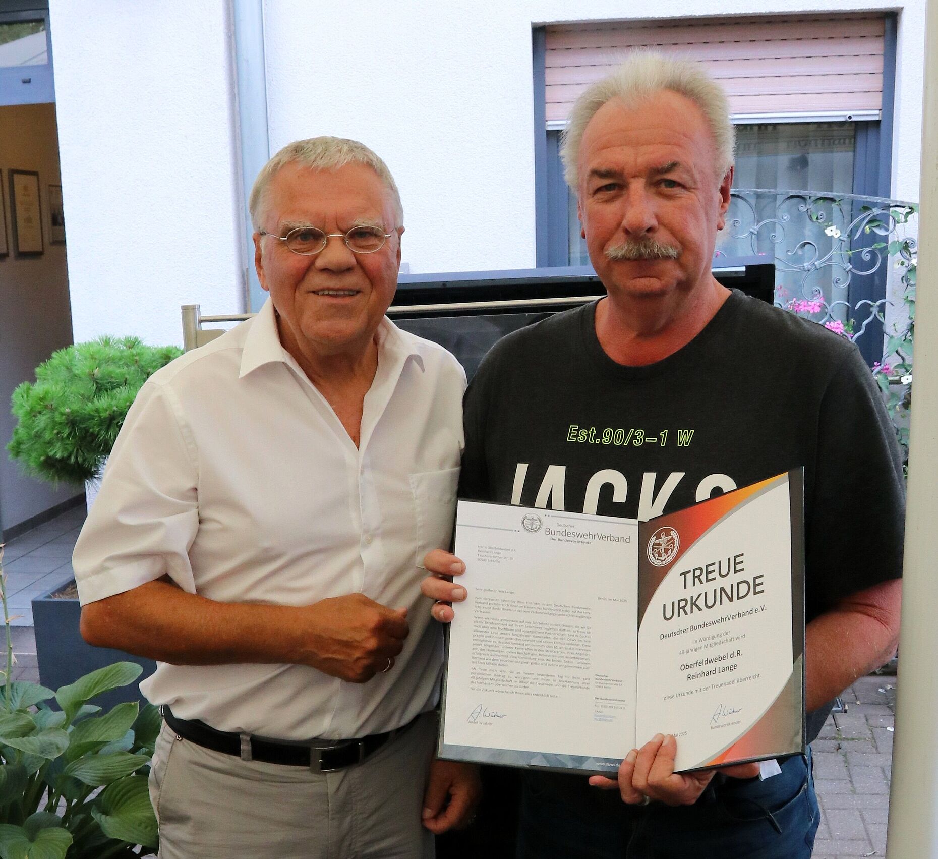 Vorsitzender Oberstleutnant a.D. Matthias Nickel ehrte Oberfeldwebel d.R. Reinhard Lange für 40-jährige Mitgliedschaft im DBwV. Fotos: Klaus Probst