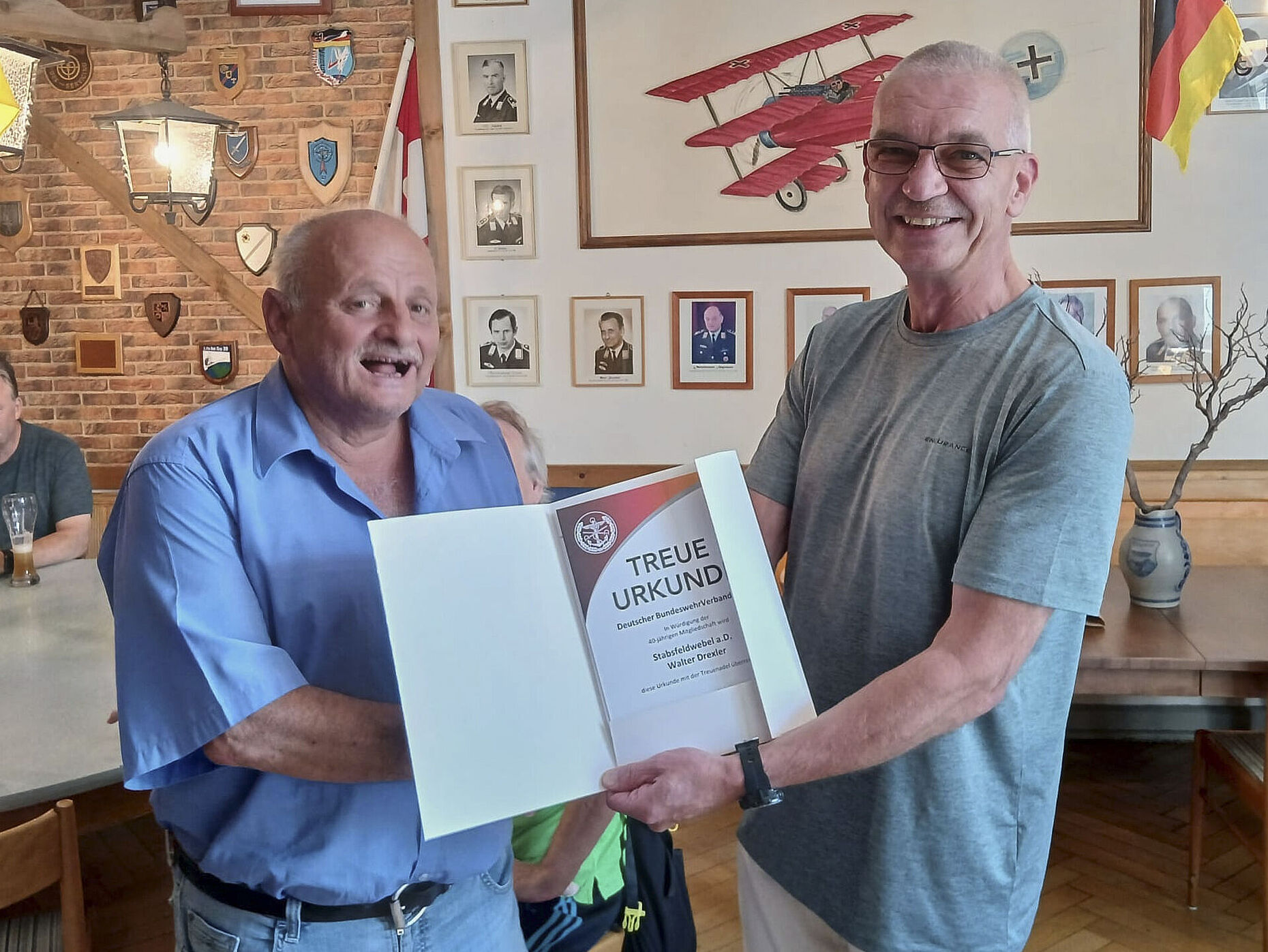 Stabsfeldwebel a.D. Walter Dexler bei seiner Auszeichnung durch KERH-Vorsitzenden Stefan Weyer. Foto: Stefan Weyer