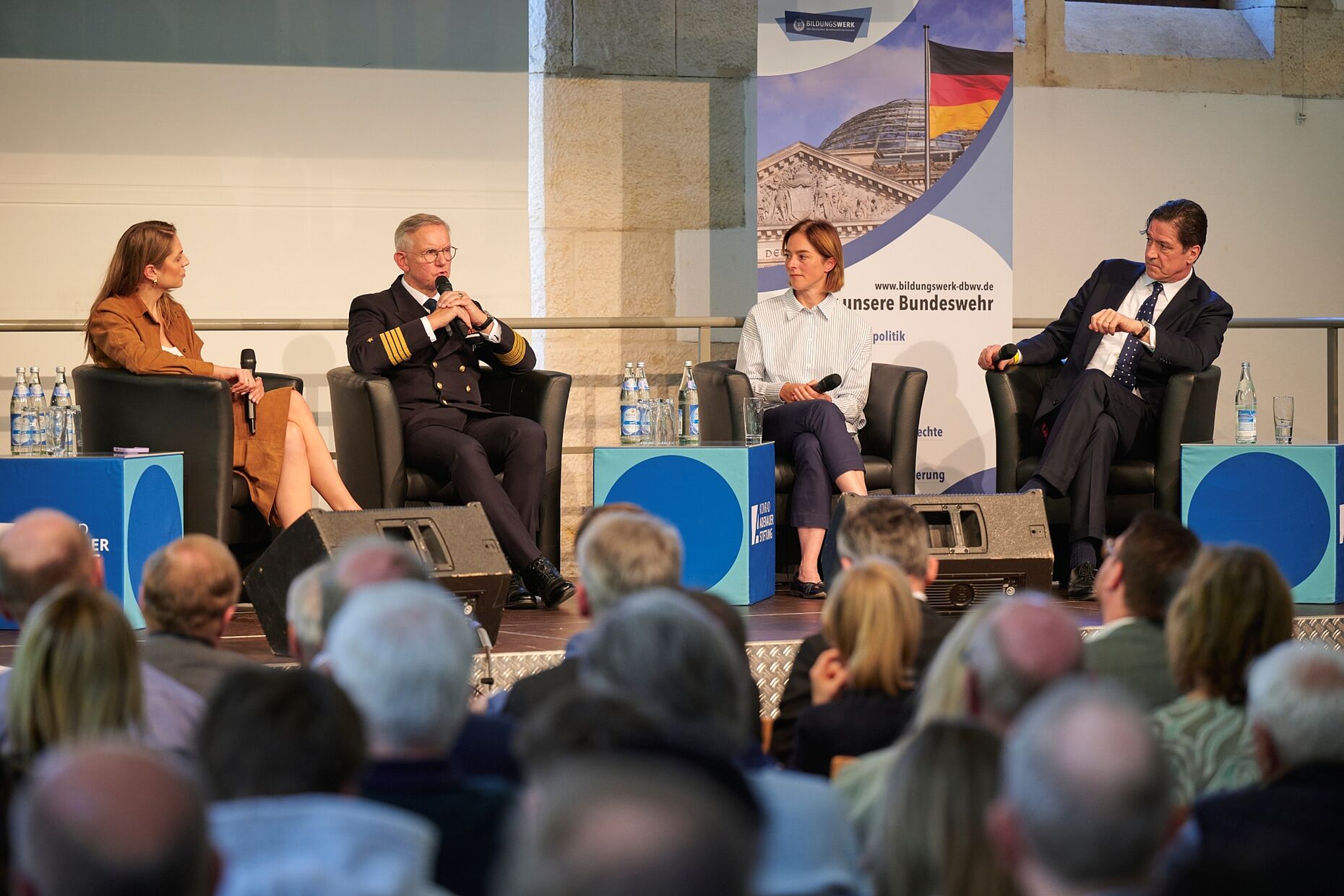 Unter der Moderation der WELT-Redakteurin Fanny Fee Werther diskutierten Kapitän zur See Michael Giss, die ZEIT-Journalistin Anna Sauerbrey sowie der finnische Botschafter Kai Sauer über mögliche Reaktionsstrategien auf den Rückzug der USA aus Europa. Foto: Ingo Kaminsky