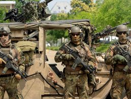 Symbolbild: Soldaten des Kommandos Spezialkräfte (KSK) posieren am Tag der Bundeswehr im Militärhistorischen Museum in Dresden vor einem Einsatzfahrzeug. Foto: Bundeswehr/Christian Thiel