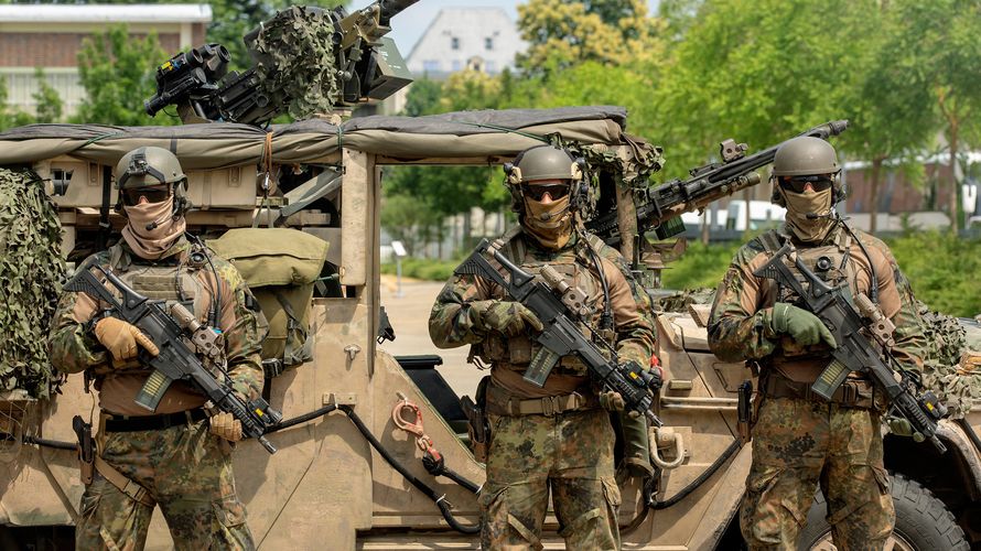 Symbolbild: Soldaten des Kommandos Spezialkräfte (KSK) posieren am Tag der Bundeswehr im Militärhistorischen Museum in Dresden vor einem Einsatzfahrzeug. Foto: Bundeswehr/Christian Thiel