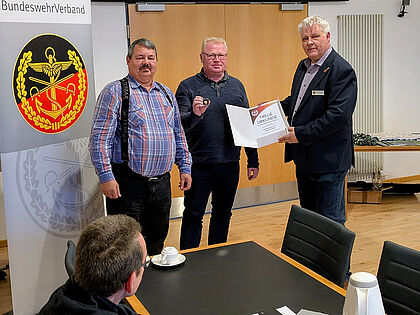 Bereits seit 40 Jahren ist Thomas Priestaff (l.) Mitglied im DBwV und konnte bei der Mitgliederversammlung der KERH Stralsund die Urkunde aus den Händen des Vorsitzenden ERH im Bundesvorstand, Hauptmann a. D. Ingo Zergiebel (r.), sowie dem Vorsitzenden seiner Kameradschaft Dietmar Wollert entgegennehmen. Foto: Rainer Riedel