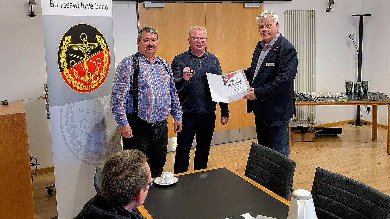 Bereits seit 40 Jahren ist Thomas Priestaff (l.) Mitglied im DBwV und konnte bei der Mitgliederversammlung der KERH Stralsund die Urkunde aus den Händen des Vorsitzenden ERH im Bundesvorstand, Hauptmann a. D. Ingo Zergiebel (r.), sowie dem Vorsitzenden seiner Kameradschaft Dietmar Wollert entgegennehmen. Foto: Rainer Riedel
