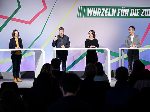 Das Regierungs-Team von Bündnis 90/Die Grünen bei der Vorstellung des Abstimmungsergebnisses der Parteimitglieder zum Koalitionsvertrag (v.l.n.r.): Claudia Roth, Anne Spiegel, Robert Habeck, Annalena Baerbock, Cem Özdemir und Steffi Lemke. Foto: pictuire alliance/Kay Nietfeld