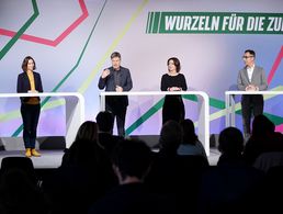 Das Regierungs-Team von Bündnis 90/Die Grünen bei der Vorstellung des Abstimmungsergebnisses der Parteimitglieder zum Koalitionsvertrag (v.l.n.r.): Claudia Roth, Anne Spiegel, Robert Habeck, Annalena Baerbock, Cem Özdemir und Steffi Lemke. Foto: pictuire alliance/Kay Nietfeld