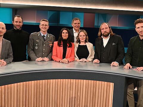 Diskutierten bei „Hart aber fair“ über Taurus, Putin-Propaganda und Kriegstüchtigkeit (v.l.): Daniel Untch, Referent für Friedensbildung beim Zentrum Ökumene der Evangelischen Kirche von Kurhessen-Waldeck, Ottogerd Karasch, ehemaliger Berufssoldat, Survival-Profi und bekannt als Youtuber „Otto Bulletproof“, Oberst André Wüster, Bundesvorsitzender, Serap Güler (CDU), Mitglied des Verteidigungsausschusses, Jan van Aken (Die Linke), Publizist für die Roas-Luxemburg-Stiftung, Jessica Rosenthal (SPD), ehemalige Juso-Vorsitzende, Anton Hofreiter (Bündnis 90/Die Grünen), Vorsitzender des Ausschusses für die Angelegenheiten der Europäischen Union und Moderator Louis Klamroth. Foto: picture alliance/dpa/Horst Galuschka