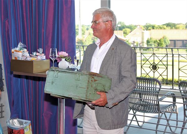 Mit zahlreichen Geschenken dankte man Roberto Neugebauer für seine langjährige Arbeit im Landesverband Ost. Foto: DBwV/Hahn