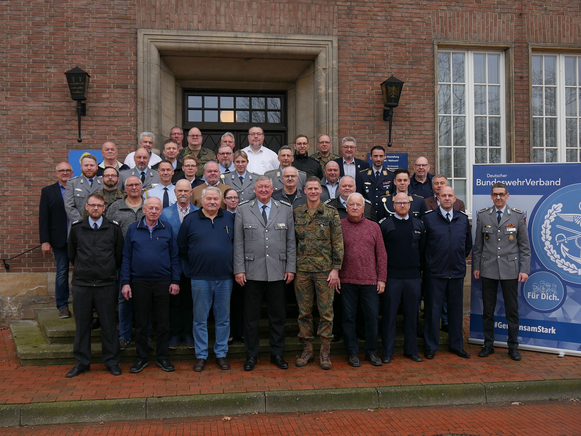 Die Mandatsträger von Standort, -Truppen- und ERH-Kameradschaften am Offizierheim. Foto: DBwV