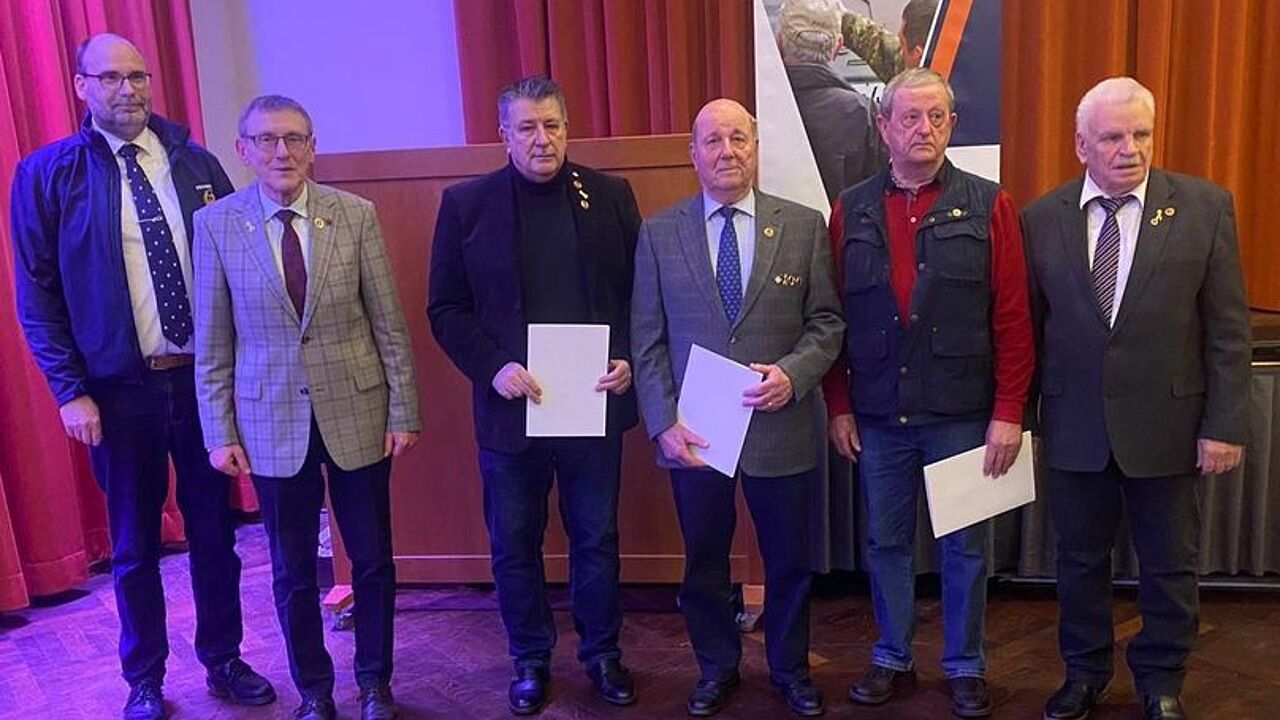 v.l.: Michael Scholz und Manfred Lidl mit den Geehrten sowie Manfred Stüdemann (r). Foto: DBwV
