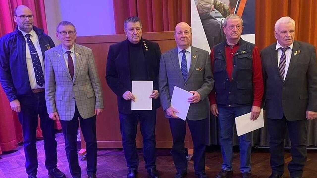 Die Teilnehmer am Elbufer in Magdeburg. Foto: DBwV