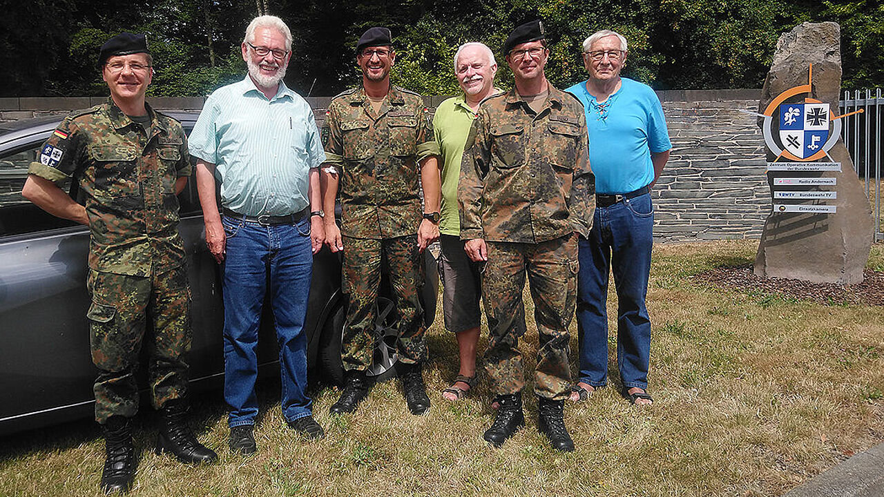 Mandatsträger des Standorts Mayen begrüßten den Landesvorsitzenden Thomas Sohst (2.v.l.) am Kasernentor auf seiner Sommerreise. Foto: DBwV/ LV West