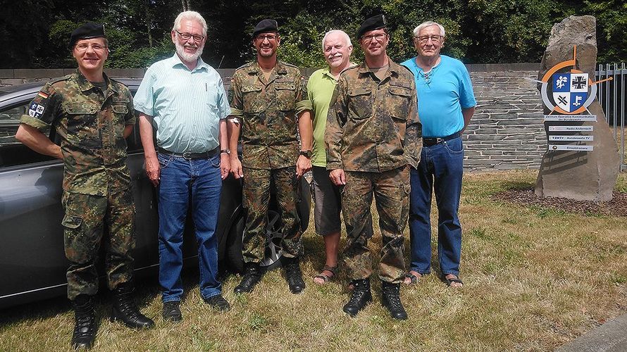 Mandatsträger des Standorts Mayen begrüßten den Landesvorsitzenden Thomas Sohst (2.v.l.) am Kasernentor auf seiner Sommerreise. Foto: DBwV/ LV West