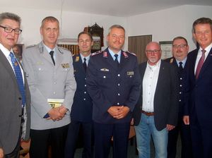 Der Vorsitzende Luftwaffe (4v.l.) mit den Mandatsträgern bei Bürgermeister Rolf Claußen (re.)