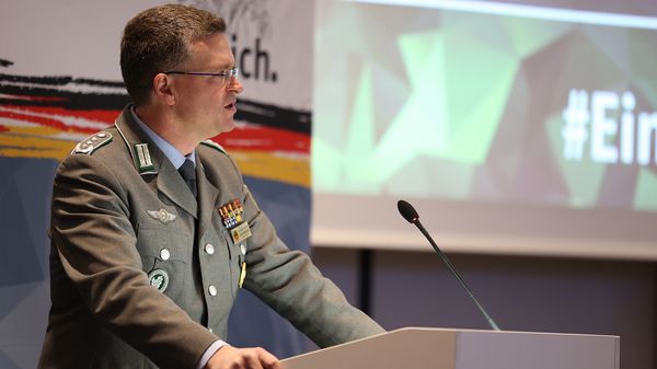 Foto: Oberst Wüstner Anfang des Jahres auf einer Tagung des Deutschen BundeswehrVerbandes. Foto: DBwV/Yann Bombeke
