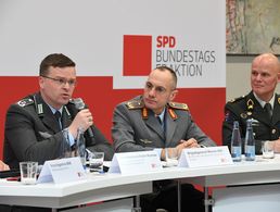 Oberstleutnant André Wüstner (l.) diskutierte mit den anderen Teilnehmern über multinationale Einheiten Foto: Andreas Amann