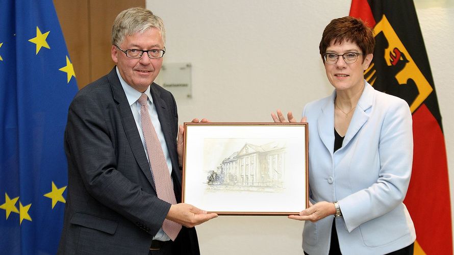 Verteidigungsministerin Annegret Kramp-Karrenbauer verabschiedet den Wehrbeauftragten Hans-Peter Bartels. Foto: Bundeswehr/Wilke