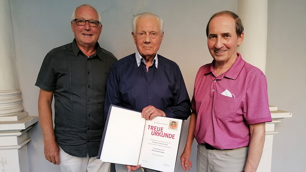 Vorsitzender Heiko Schmidt (l.) und Oberstleutnant a.D. Gerd Beyer gratulieren Generalmajor a.D. Eberhard Grumer (m.) zu sechzig Jahren Mitgliedschaft im DBwV. Foto: KERH Ulm/Neu-Ulm