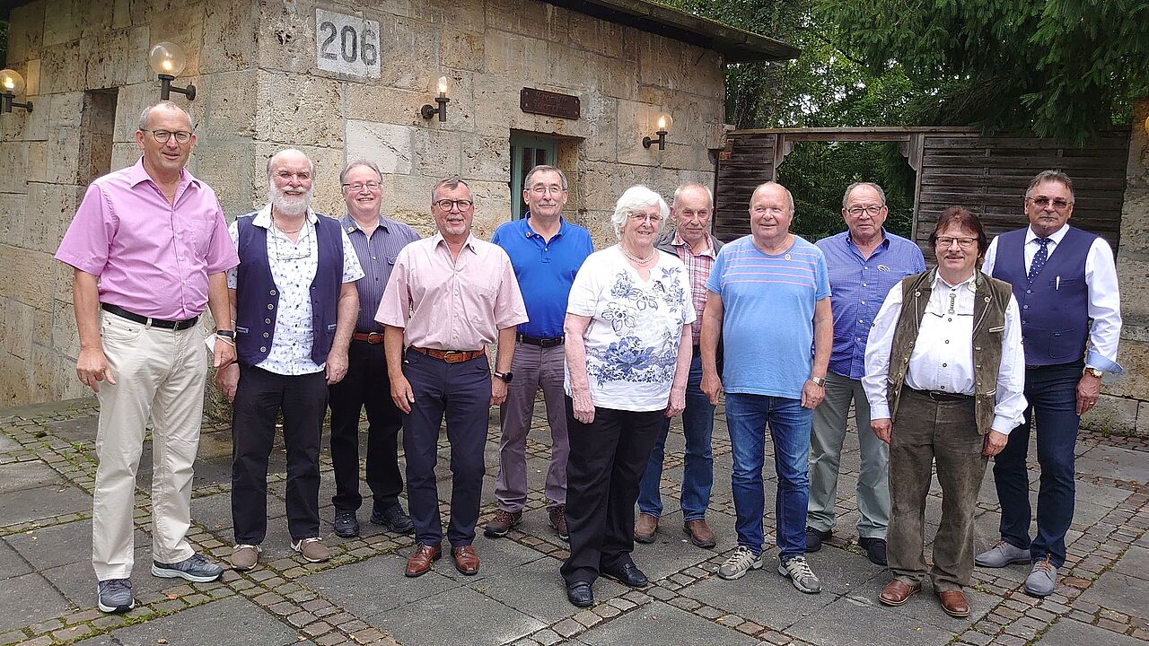 Unter den Geehrten (von links): Vorsitzender Reinhard Krömer, Wolfgang Fiedler, Ernst Grau, Wolfgang Ambrosius, Ulrich Hanke, Heidrun Tröger, Rolf Ahlers, Gerhard Veith,  Hermann-Josef Willms, Martin Lutz und Bezirksvorsitzender Franz Jung. Foto: DBwV/Goth 