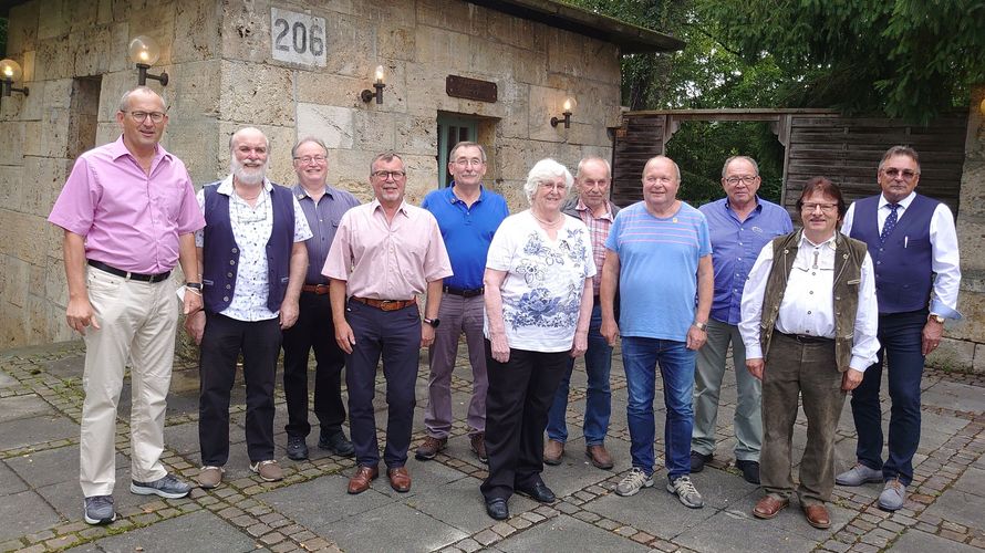 Unter den Geehrten (von links): Vorsitzender Reinhard Krömer, Wolfgang Fiedler, Ernst Grau, Wolfgang Ambrosius, Ulrich Hanke, Heidrun Tröger, Rolf Ahlers, Gerhard Veith,  Hermann-Josef Willms, Martin Lutz und Bezirksvorsitzender Franz Jung. Foto: DBwV/Goth 