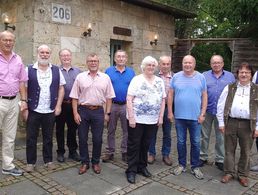 Unter den Geehrten (von links): Vorsitzender Reinhard Krömer, Wolfgang Fiedler, Ernst Grau, Wolfgang Ambrosius, Ulrich Hanke, Heidrun Tröger, Rolf Ahlers, Gerhard Veith,  Hermann-Josef Willms, Martin Lutz und Bezirksvorsitzender Franz Jung. Foto: DBwV/Goth 