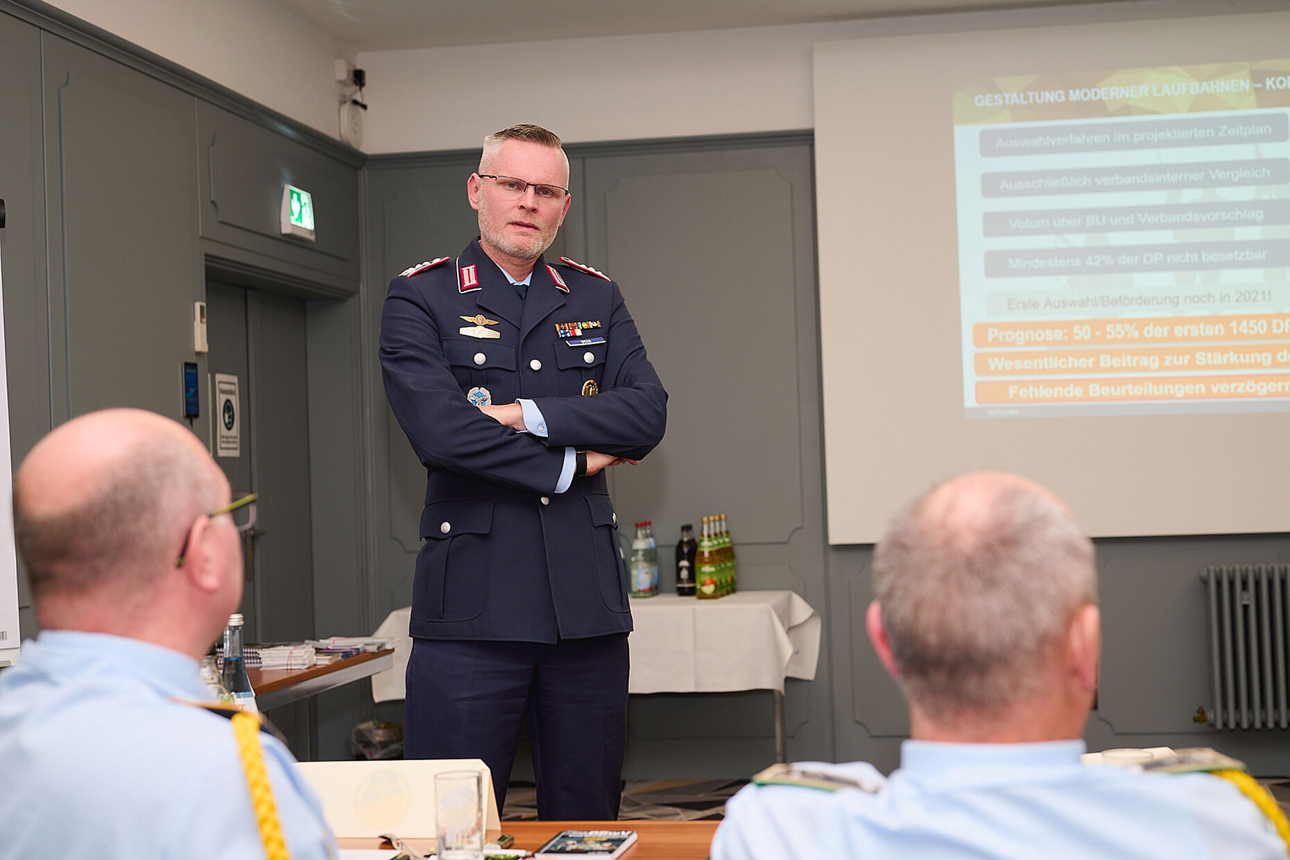 Oberst i.G. Markus Deeg vom BAPersBw hatte einen intensiven Erfahrungsaustausch mit den Kompaniefeldwebeln. Foto: DBwV/Ingo Kaminsky